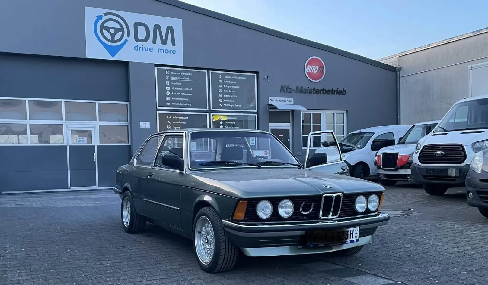 Fahrzeug in der Prüfhalle – Frontansicht